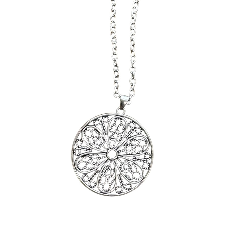 Fashion Jewelry Intricate Silver Colored Pendant Necklace